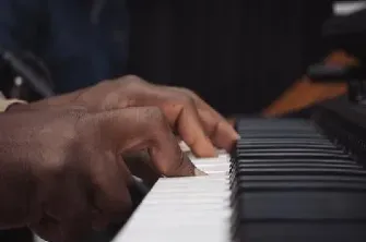 看涨期权与看跌期权是对冲基金吗(看涨期权和看跌期权有何联系)